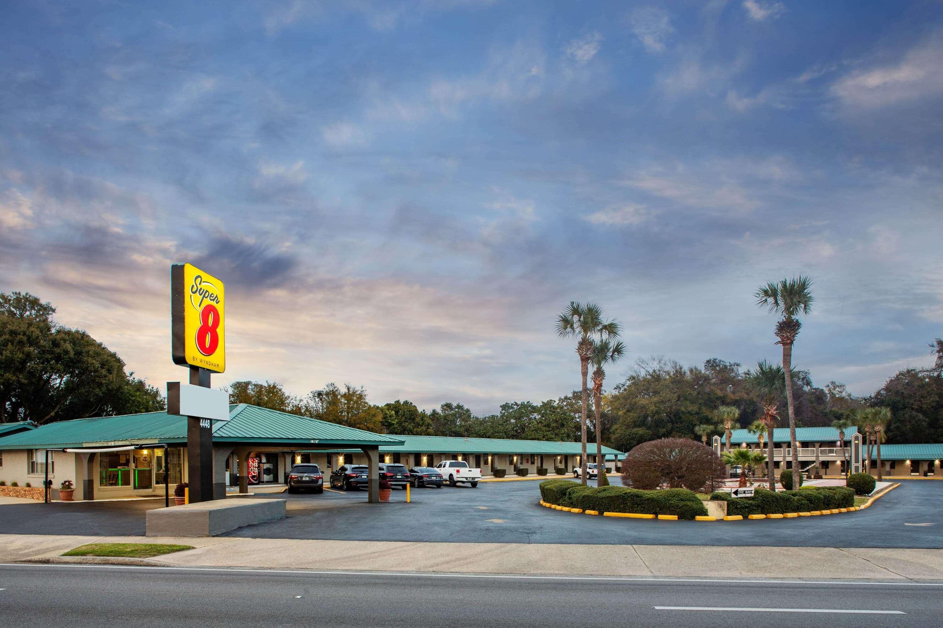 Super 8 By Wyndham Pensacola Nas Area Motel Exterior photo