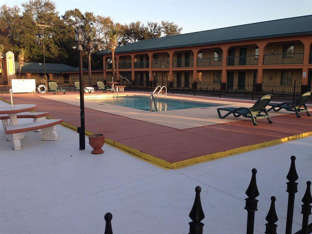 Super 8 By Wyndham Pensacola Nas Area Motel Exterior photo