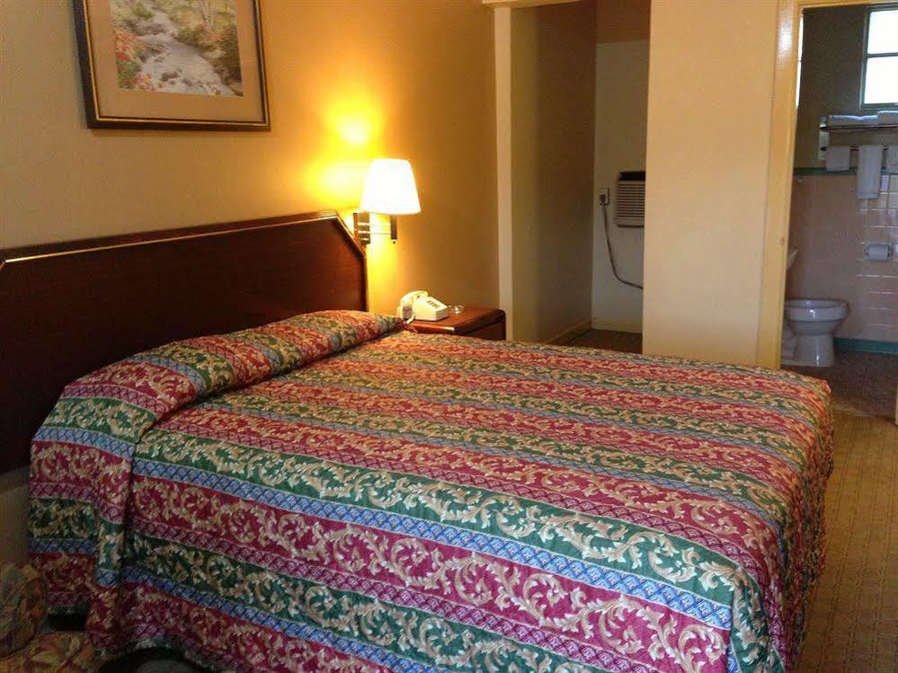 Super 8 By Wyndham Pensacola Nas Area Motel Exterior photo